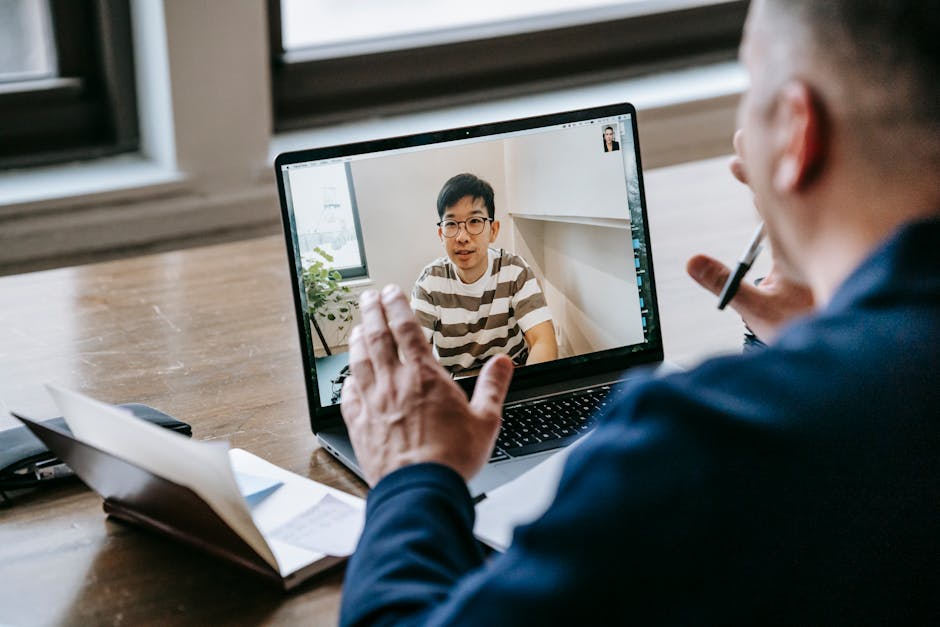 Macbook Proを使用して青い長袖シャツの男