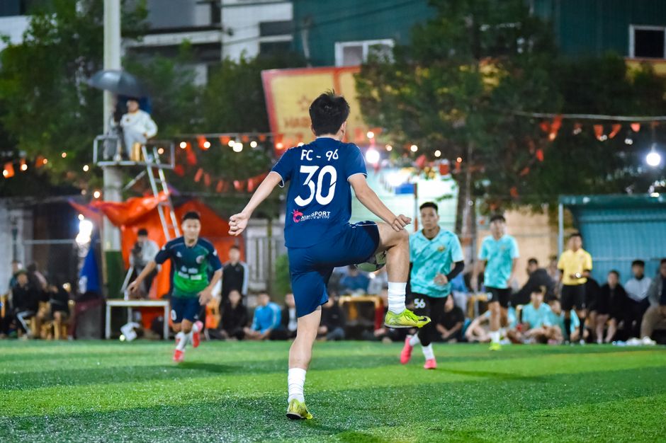 秋入社の転職活動で成功を目指すビジネスパーソンのイメージ