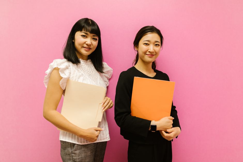 転職エージェントの担当者が求人を紹介する様子